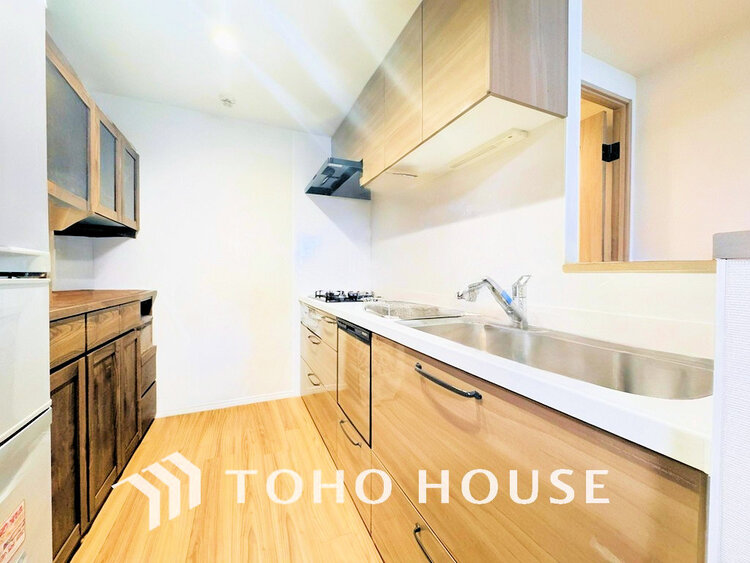 キッチン シンプルな部屋の雰囲気に溶け合うナチュラルキッチン(現地には家具があります)