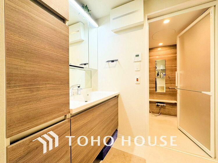 洗面 落ち着きのある色合いでまとめられた洗面室