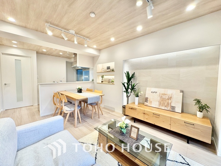 内装 ここにはみんなが集い、食事と楽しい会話が始まる。話に夢中になりすぎて、ついつい時を忘れ夜半過ぎになってしまう。そんな束の間の幸せを感じさせてくれる場所でありたい。