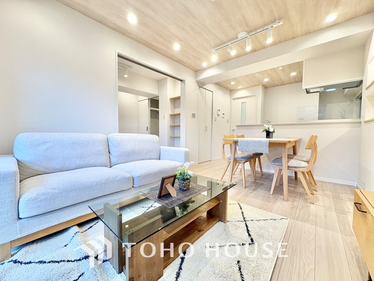 内装 ここにはみんなが集い、食事と楽しい会話が始まる。話に夢中になりすぎて、ついつい時を忘れ夜半過ぎになってしまう。そんな束の間の幸せを感じさせてくれる場所でありたい。