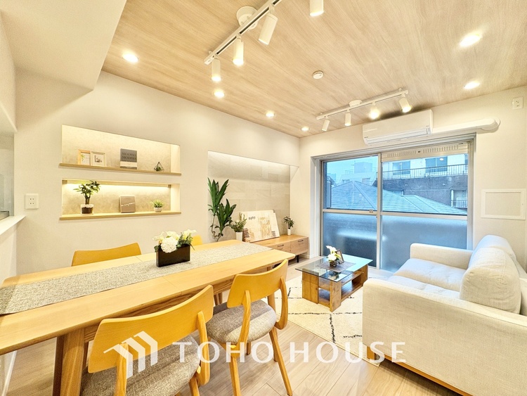 内装 大きなリビングは、高級感漂う設えとゆとりある広さで安心をもたらす特別な場所。暮らしの中心にふさわしい空間です。