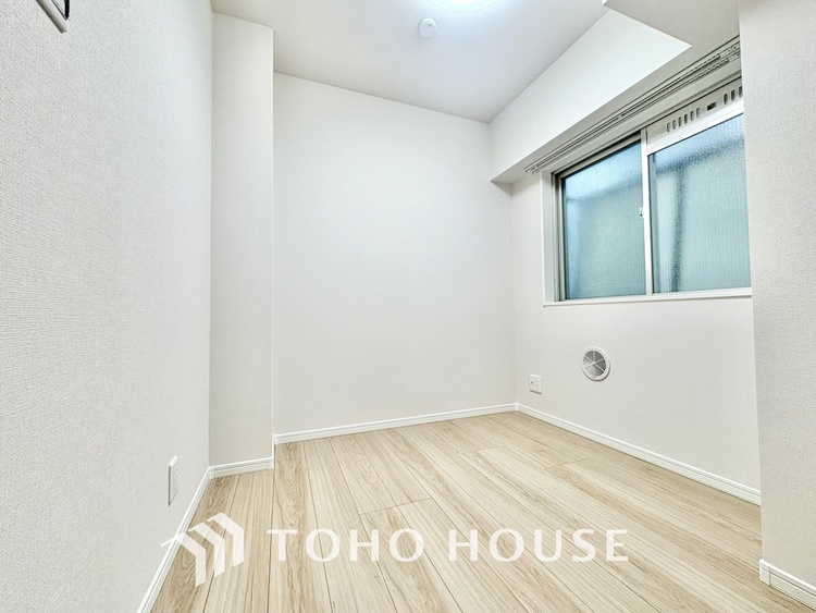 内装 堂々とした広さを誇るリビングは、優雅な開放感と安心感を兼ね備えた上質な空間。ご家族の時間を一層贅沢に演出します。