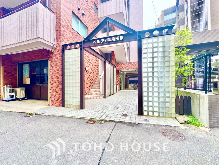 外観 堂々とした広さを誇るリビングは、優雅な開放感と安心感を兼ね備えた上質な空間。ご家族の時間を一層贅沢に演出します。