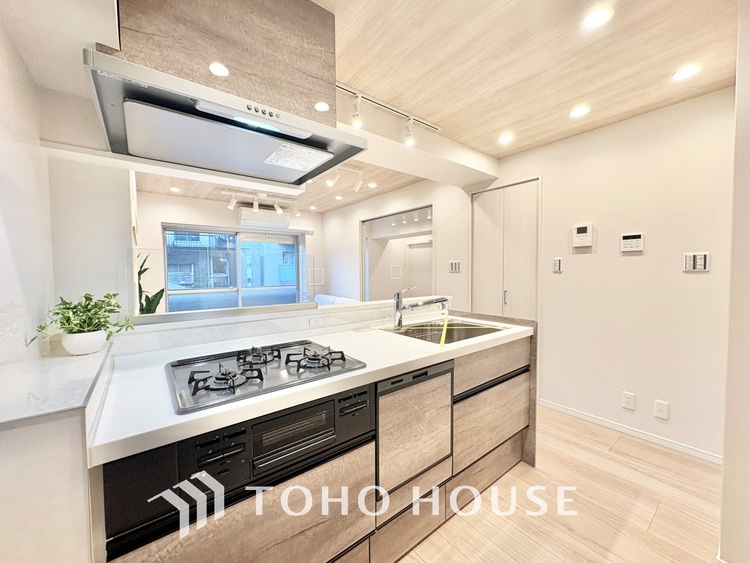 キッチン 上質な素材に囲まれたキッチンは、穏やかな時間が流れる特別な空間。洗練された料理が生まれる場所です。