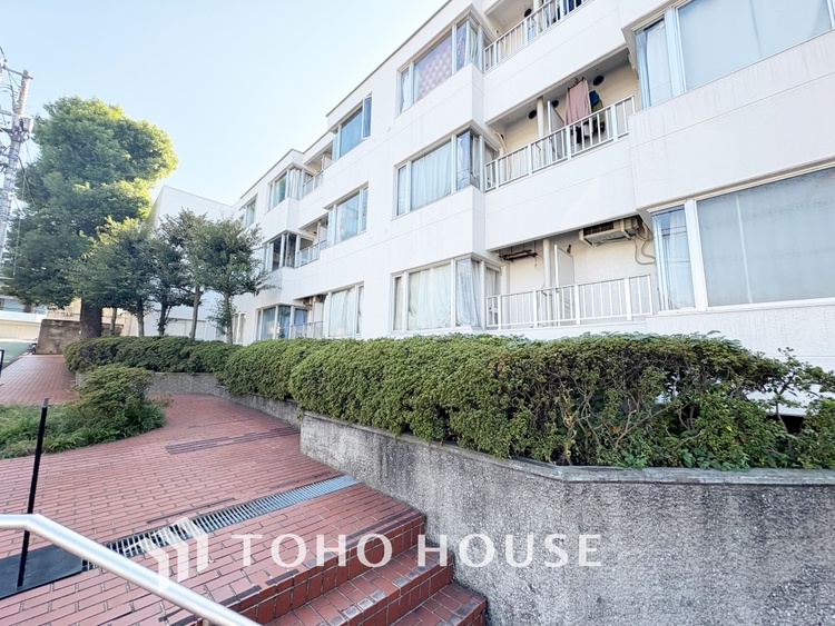 外観 【改装中】【浴室】《一日の疲れを落としてくれる場所は、落ち着く場所でなければならない》　高級感溢れるカラーと大きさ・柔らかな曲線で構成された半身浴も楽しめるバスタブが心地よさをもたらします。