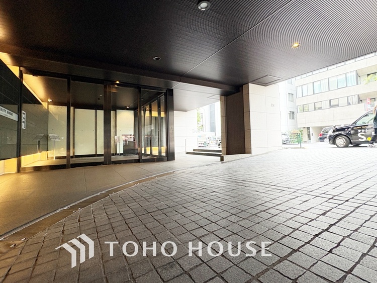 エントランス 現地に実際に行ってみることでしか感じられないことがたくさんあります。周辺環境や街の雰囲気など、たくさんのことを感じていただけます。是非一度ご見学くださいませ。