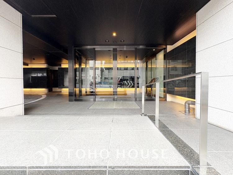 外観 街に溶け合う美しい景観を生みだしているにも関わらず、採光や風通しを考えて設計された間取り。近隣との視線を考え、街全体で調整される窓位置。外観だけでなく、そこに住まうご家族の心地よさを最優先しました。