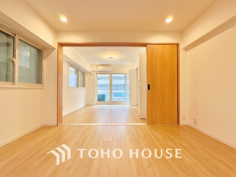 内装 叶えたかったのは落ち着きのあるナチュラルな風合い、そして開放感があるリビング。優雅な気分に浸れる幸せな時間を家族が自然と集まりたくなるこの空間で。