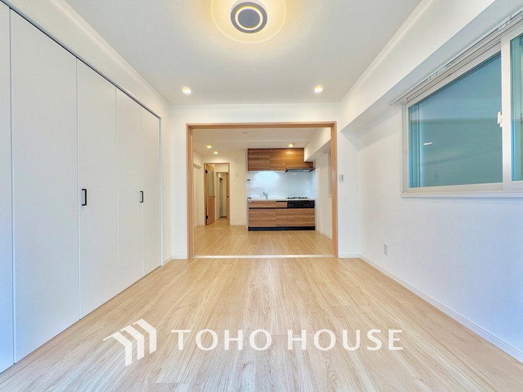 内装 ここはみんなが集い、食事と楽しい会話が始まる場所。話に夢中になりすぎて、ついつい時を忘れ、夜半過ぎになってしまう。そんな束の間の幸せを感じさせてくれます。