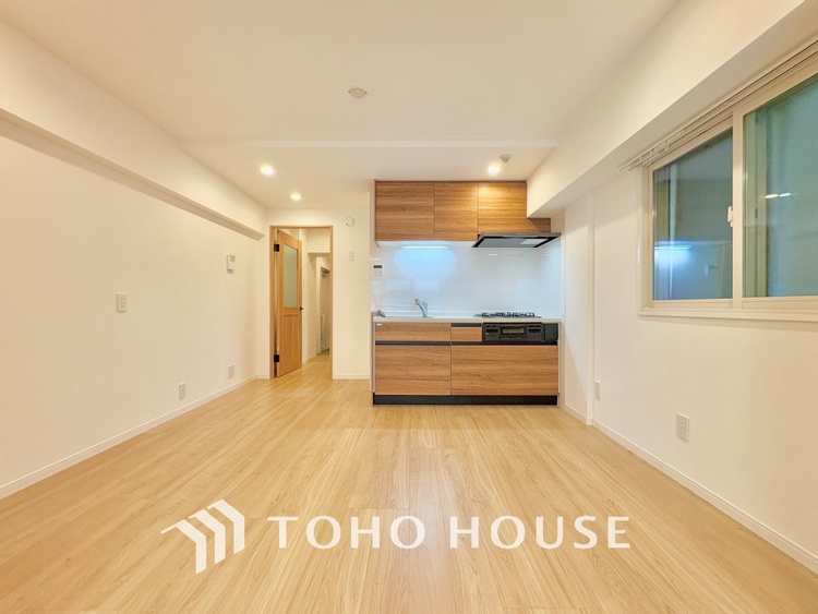 内装 ◆瀟洒な空間◆落ち着いた小棚や室内の緑光、アクセントのある彩が見事に調和させた瀟洒なリビングルーム。ここに集まる家族の会話と笑顔が絶え間なく続く幸せな空間。