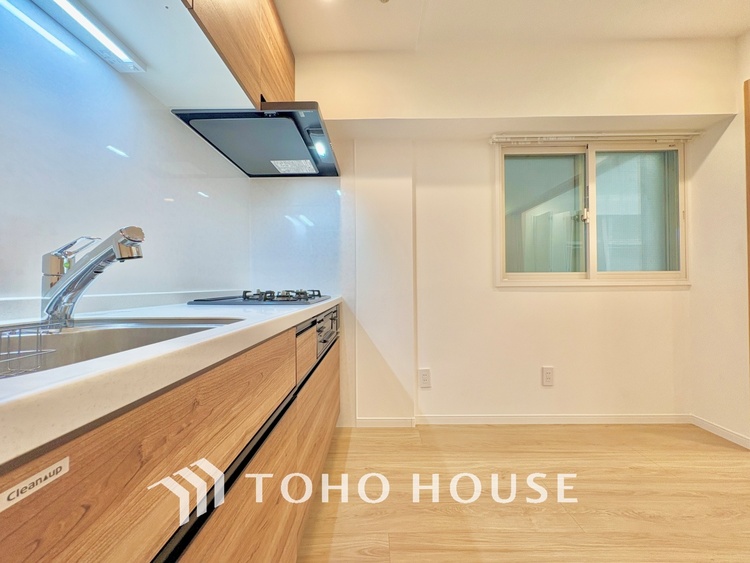 キッチン 手元の収納から、足元の収納までが全てスライド式で、奥のスペースまで有効に活用できます。奥まで上から見渡せるので、たまにしか使わない調理器具もサッと取出せます。