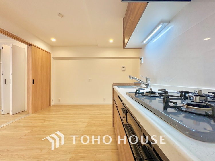 キッチン キッチンは家族の絆を育む大切な空間。シンプルで使い易いシステムキッチンで愉しく作る料理は愛情のある美味しいご馳走に。家族で使える対面式キッチンです。