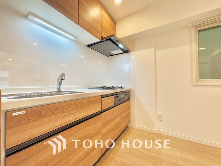 キッチン 広々としたキッチンのシンクは、料理の準備と片付けを楽にし、使いやすさを最大限に引き立てます。