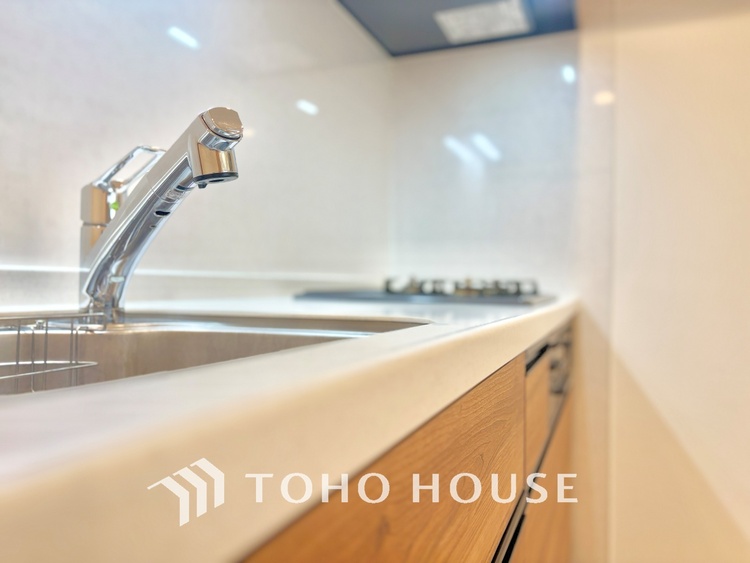 キッチン キッチンは家族の絆を育む大切な空間。シンプルで使い易いシステムキッチンで愉しく作る料理は愛情のある美味しいご馳走に。家族で使える対面式キッチンです。