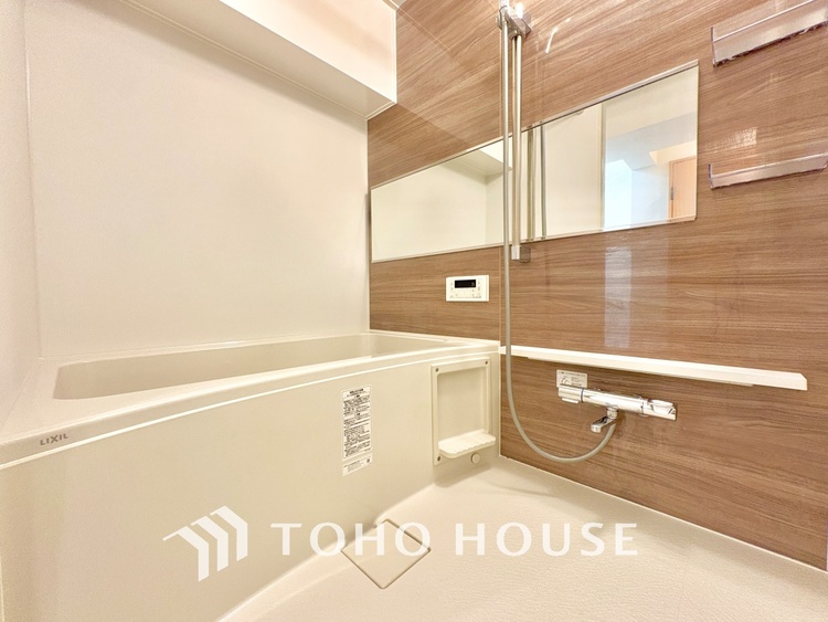 風呂 【浴室】《一日の疲れを落としてくれる場所は、落ち着く場所でなければならない》　高級感溢れるカラーと大きさ・柔らかな曲線で構成された半身浴も楽しめるバスタブが心地よさをもたらします。