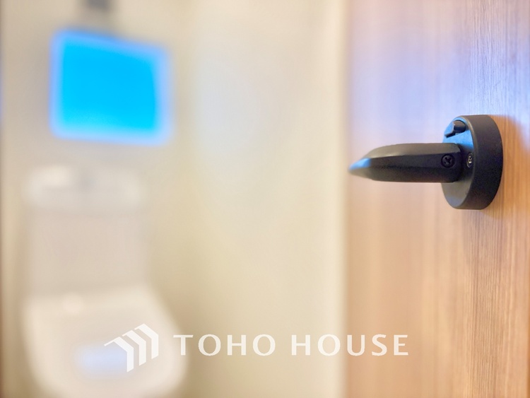 トイレ 清潔感あるホワイト調のクロスと温もり溢れるモダンカラーの床材が見事に調和した本邸宅は、毎日の生活を少しでも快適に過ごして頂ける様に落ち着いた雰囲気作りから行っています。