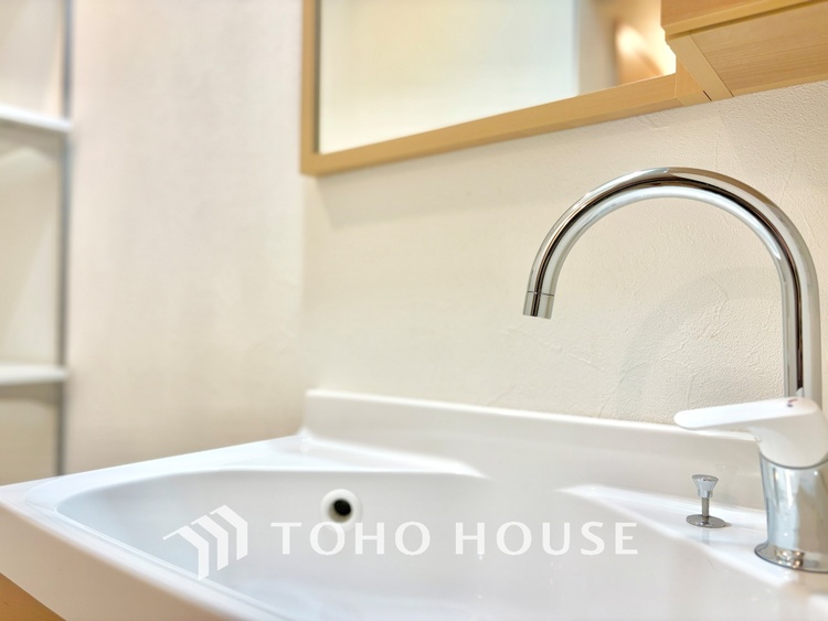 洗面 気持ちの良い朝をつくりだし、夕方には笑顔を取り戻させてくれるミラー。パウダールームはいつでも本来の自分を取り戻せる空間。明るく仕上げてあります。