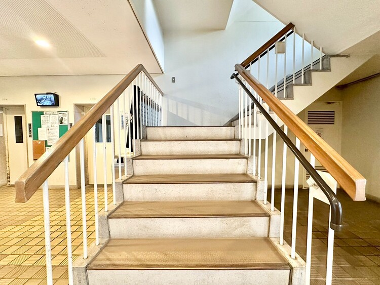 設備 共用部の階段です。明るく清潔に管理されています。