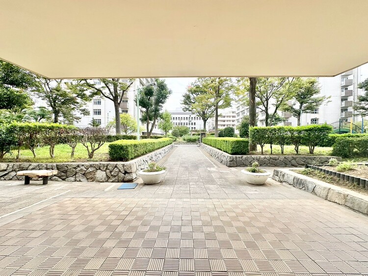 エントランス 綺麗に整備されており、行き届いた管理体制をうかがわせます。