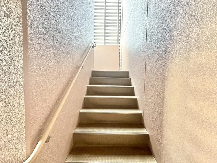 設備 共用部の階段です。明るく清潔に管理されています。