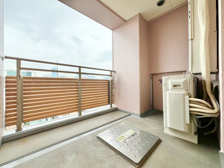 バルコニー 朝の澄んだ空気や、夕方に吹く清々しい風を感じられるバルコニー。