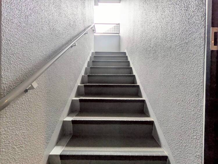 設備 共用部の階段です。明るく清潔に管理されています。
