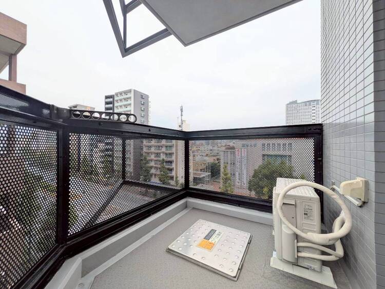 バルコニー 朝の澄んだ空気や、夕方に吹く清々しい風を感じられるバルコニー。