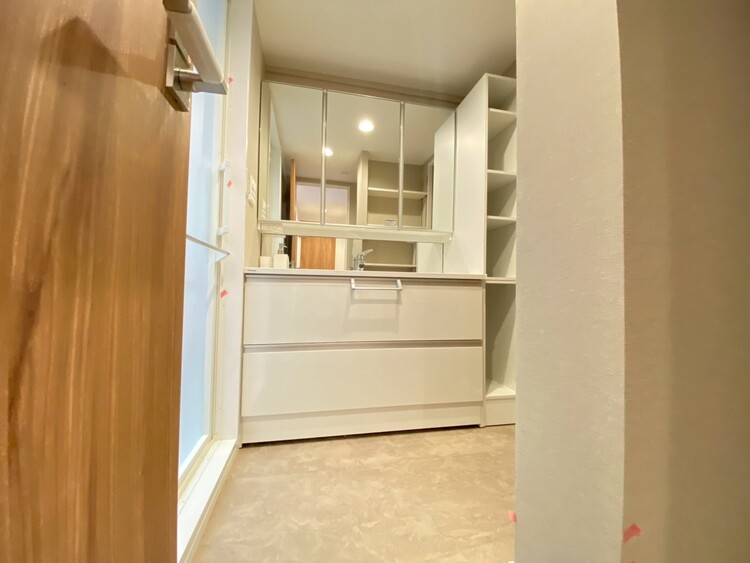 その他 清潔感を感じられる洗面化粧台。