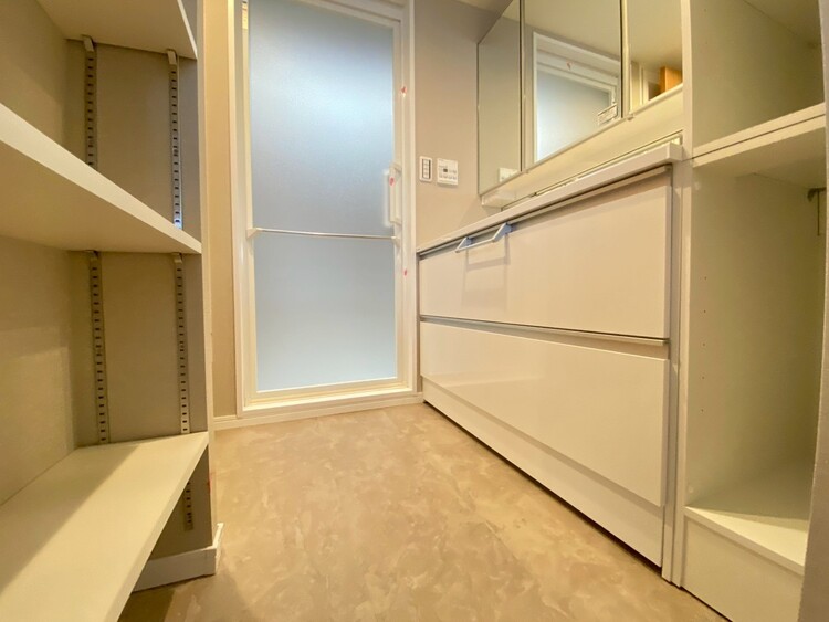 その他 十分な広さの脱衣所。