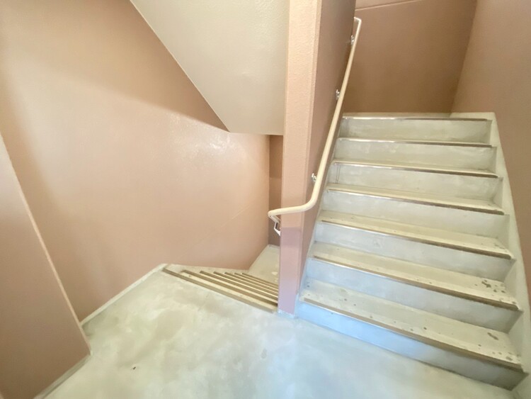 その他 共用部の階段です。明るく清潔に管理されています。