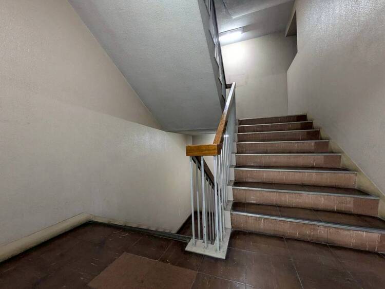 その他 共用部の階段です。明るく清潔に管理されています。