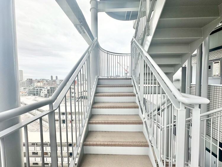 その他 共用部の階段です。明るく清潔に管理されています。