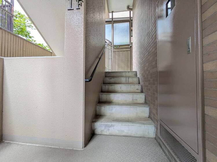 その他 共用部の階段です。明るく清潔に管理されています。