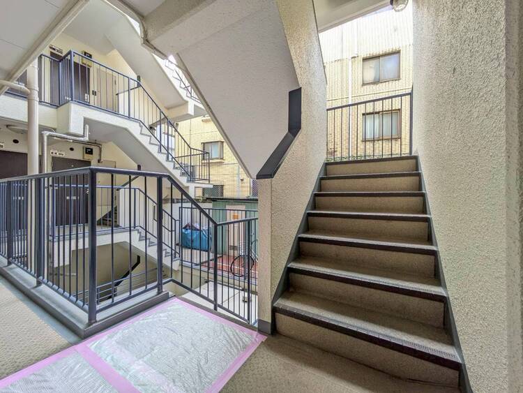 その他 共用部の階段です。明るく清潔に管理されています。