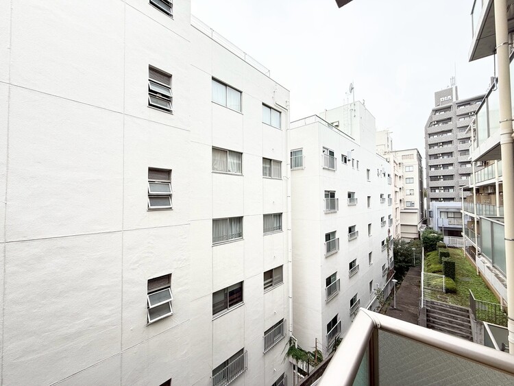 バルコニー 眺望や窓からの景色が良いと、家で過ごす時間も快適です。