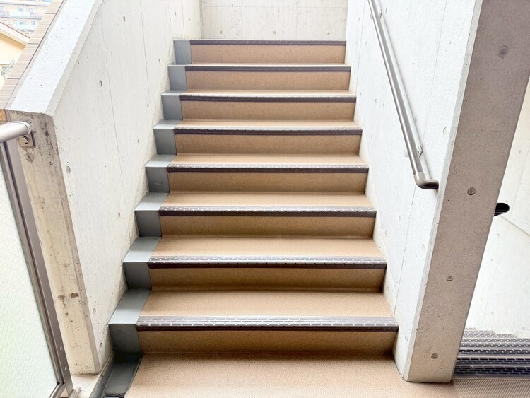 設備 共用部の階段です。明るく清潔に管理されています。