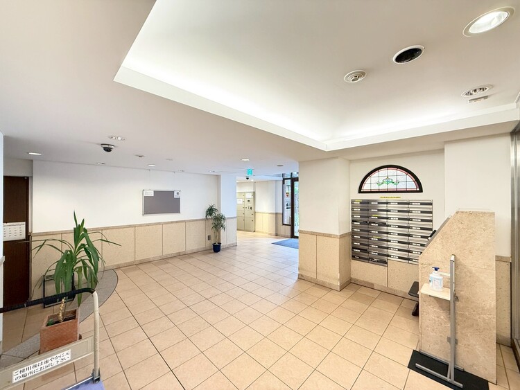 エントランス 綺麗に整備されており、行き届いた管理体制をうかがわせます。