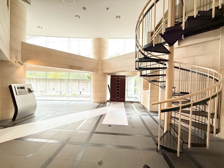 エントランス 綺麗に整備されており、行き届いた管理体制をうかがわせます。