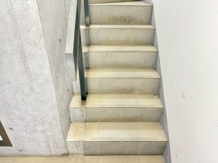 設備 共用部の階段です。明るく清潔に管理されています。