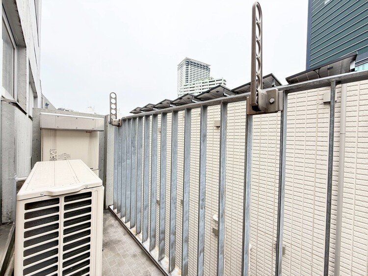 バルコニー 朝の澄んだ空気や、夕方に吹く清々しい風を感じられるバルコニー。