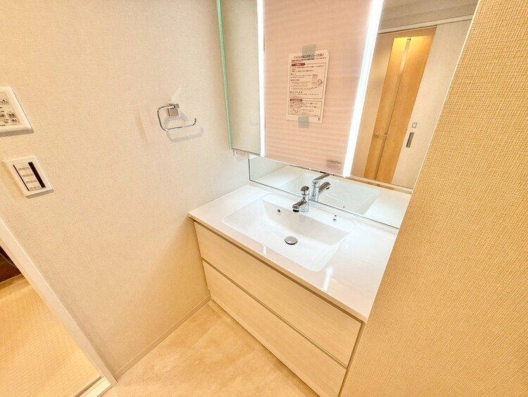 その他 清潔感を感じられる洗面化粧台。