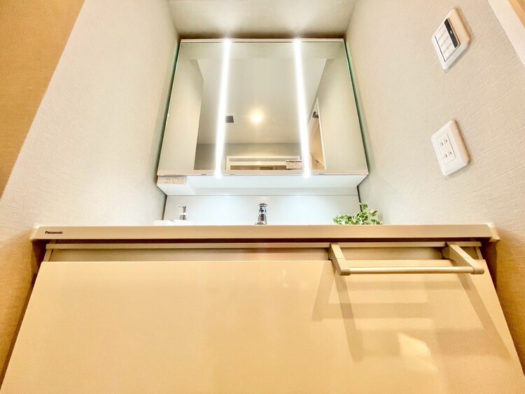 その他 清潔感を感じられる洗面化粧台。