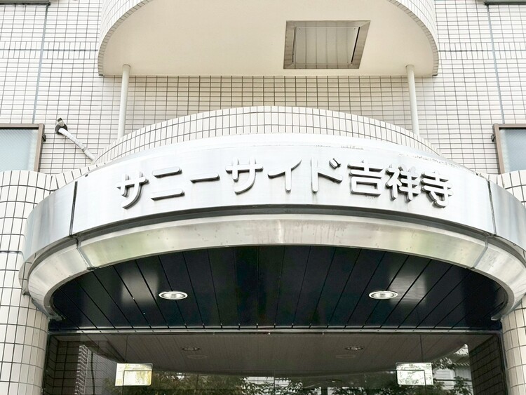 その他 スタイリッシュなエンブレム。お洒落なマンションは入り口から。