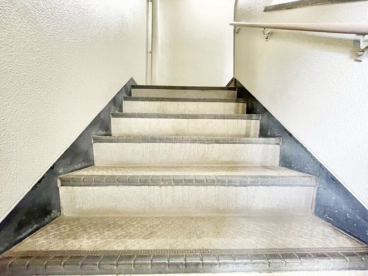 その他 共用部の階段です。明るく清潔に管理されています。