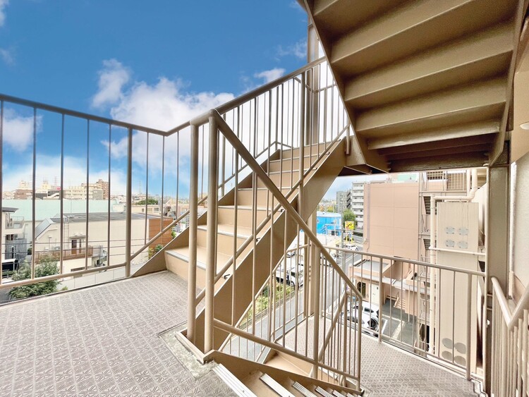 その他 共用部の階段です。明るく清潔に管理されています。