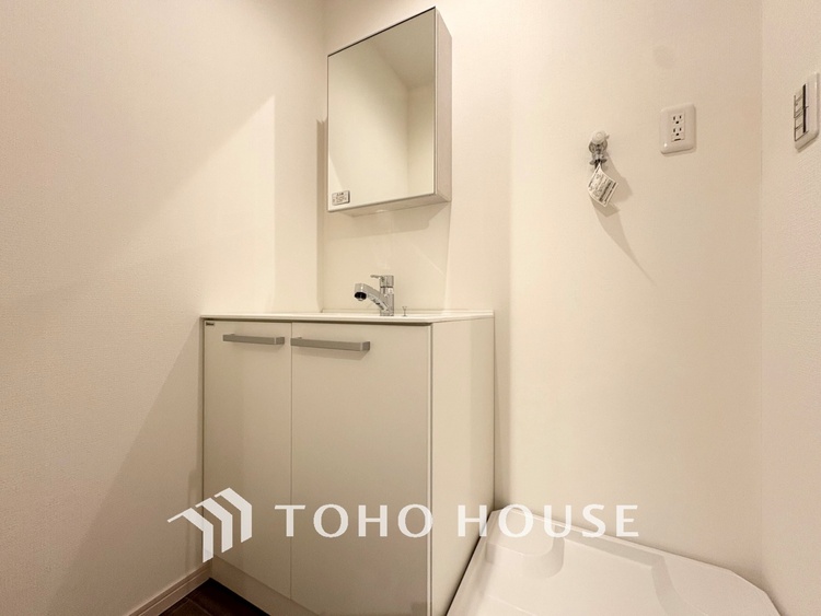 洗面 【WASHROOM】◆快適◆煌びやかな暮らしの中にも忘れたくない快適さ。大きな収納が助けてくれます。