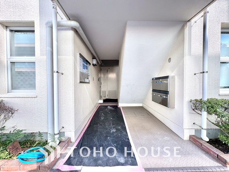 エントランス 【ENTRANCE】◆家族◆家で家族と過ごす時間は限られている。帰りを待つ家族の元へと急ぐときの弾む思い。そんな思いを引き立てる邸宅。