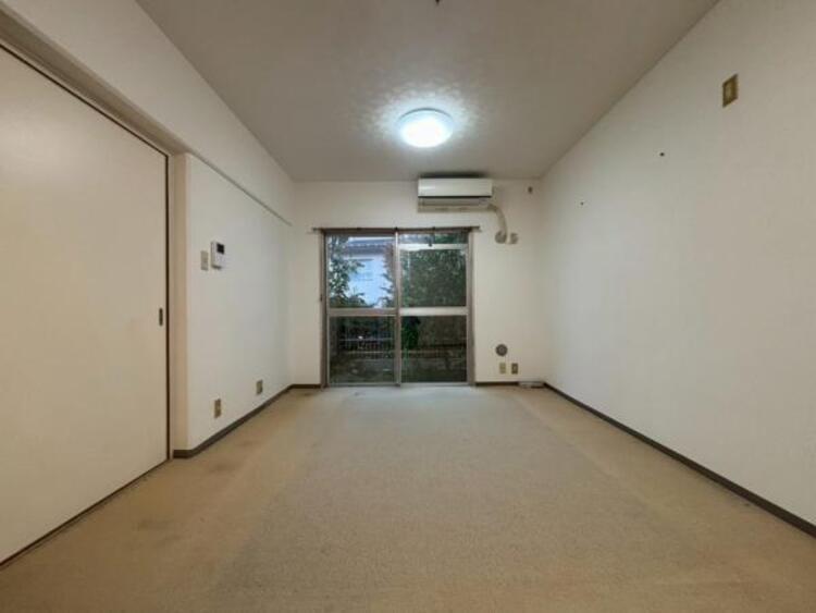 内装 開放感あふれる窓からの光が、心地よい空間を演出