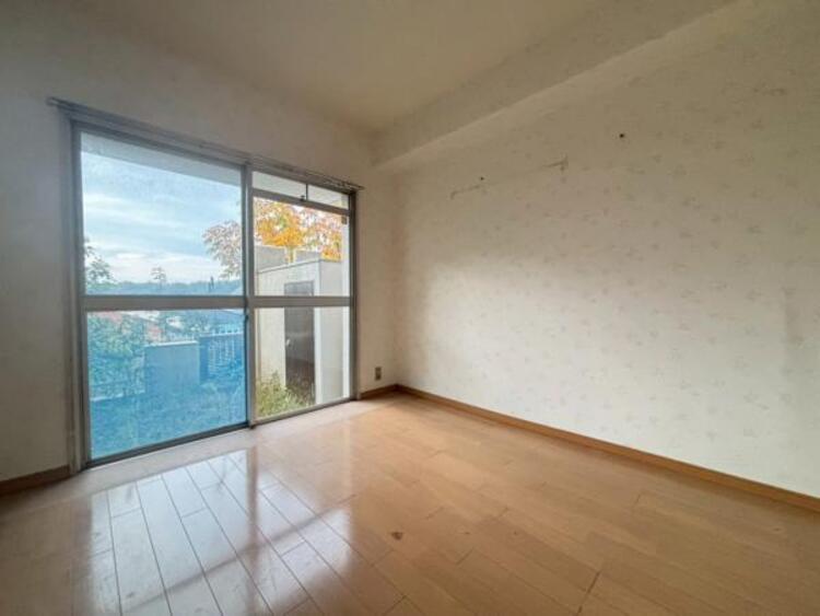 居間 ナチュラル感ある明るい内装です