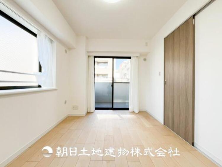 内装 【居室】ご自宅で快適に過ごす条件は、一人ひとり違います。個性が強すぎないシンプルな内装とシンプルなデザインで統一しております。居住していく中であなただけの【幸せマイホーム】を創り上げて下さい。